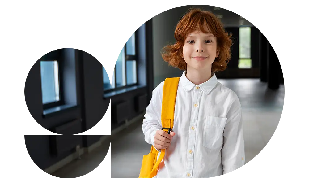 Fotografia di una bambina nei corridoi della scuola