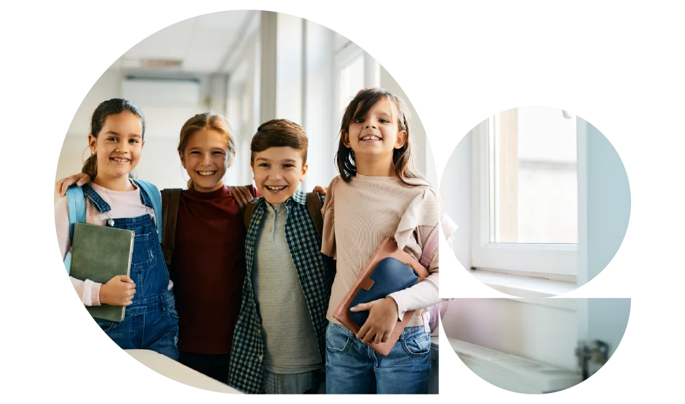 Fotografia di bambini sorridenti in classe