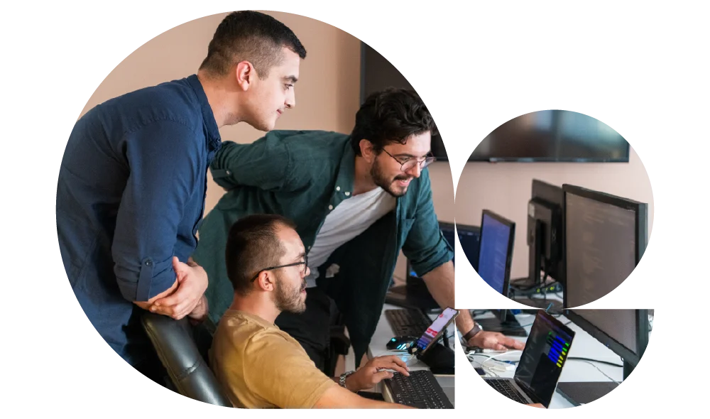 Fotografia di tre tecnici specializzati del software per le scuole che lavorano al computer