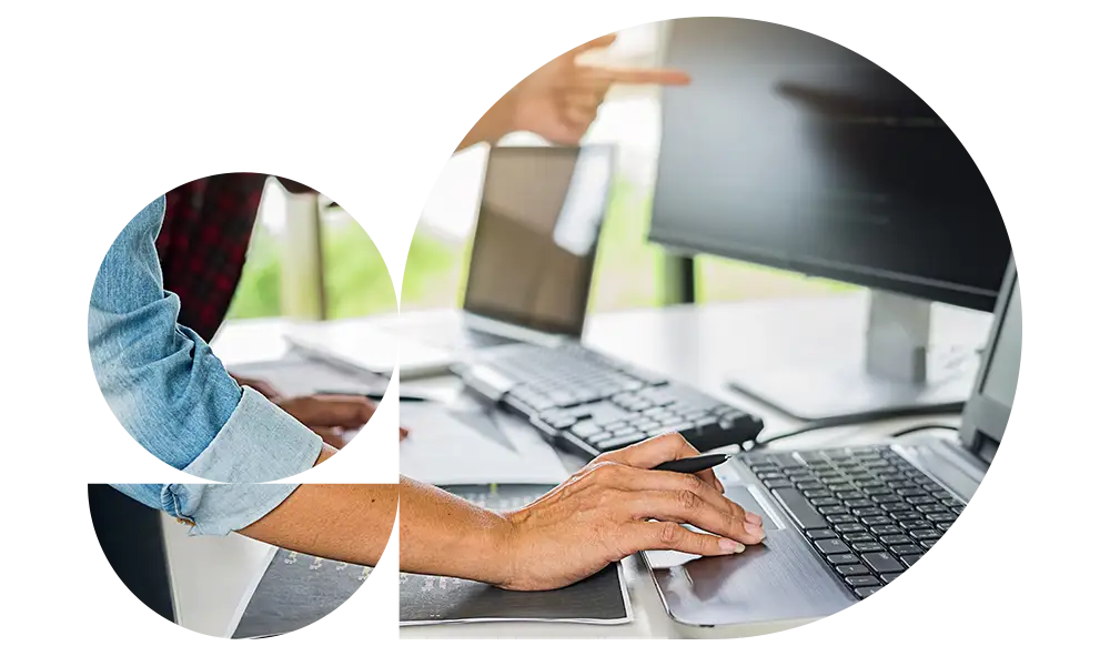 Fotografia dettaglio di mani che lavorano al computer