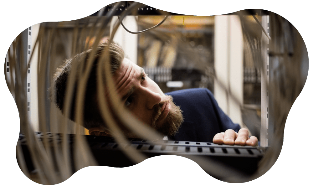 Fotografia di un tecnico che verifica i cavi di un server