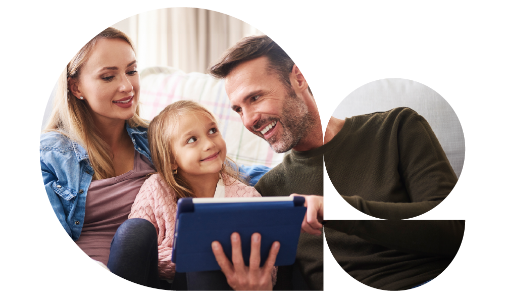 Genitori e figlia consultano insieme un tablet