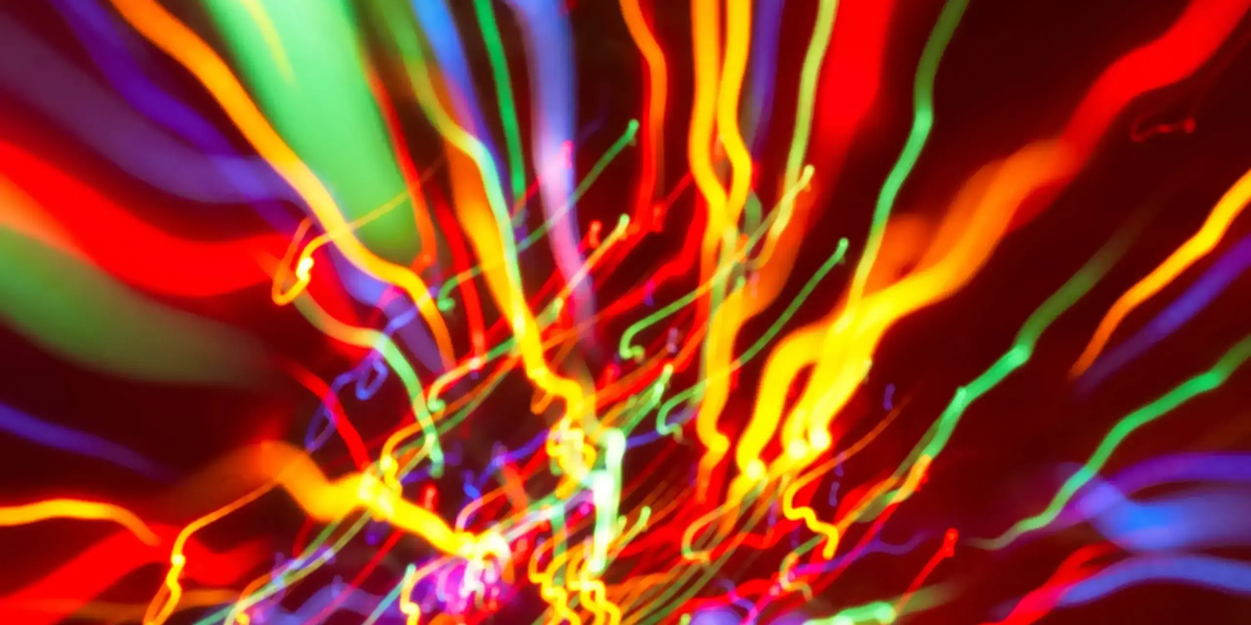 Scie luminose che evocano velocità e movimento