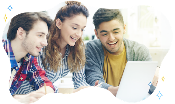 Fotografia di tre ragazzi che guardano sorridenti lo schermo di un computer