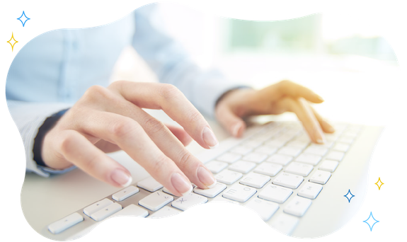 Fotografia di dettaglio di una mano che opera su una tastiera del computer