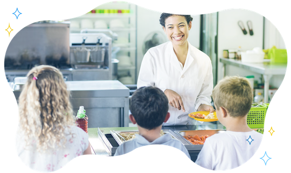 Fotografia della cuoca di una mensa scoalstica che serve dei bambini