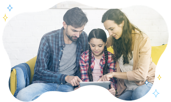 Fotografia di padre, figlia e madre che guardano insieme lo schermo di un tablet