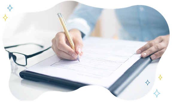 Fotografia di dettaglio di una mano che impugna una penna a sfera e scrive su un documento