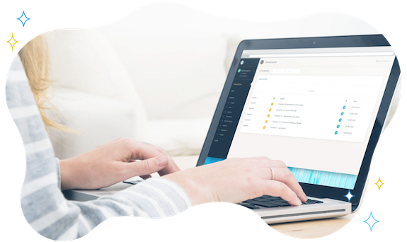 Fotografia di dettaglio delle mani di una mamma che usa un sistema di messaggistica sul suo portatile