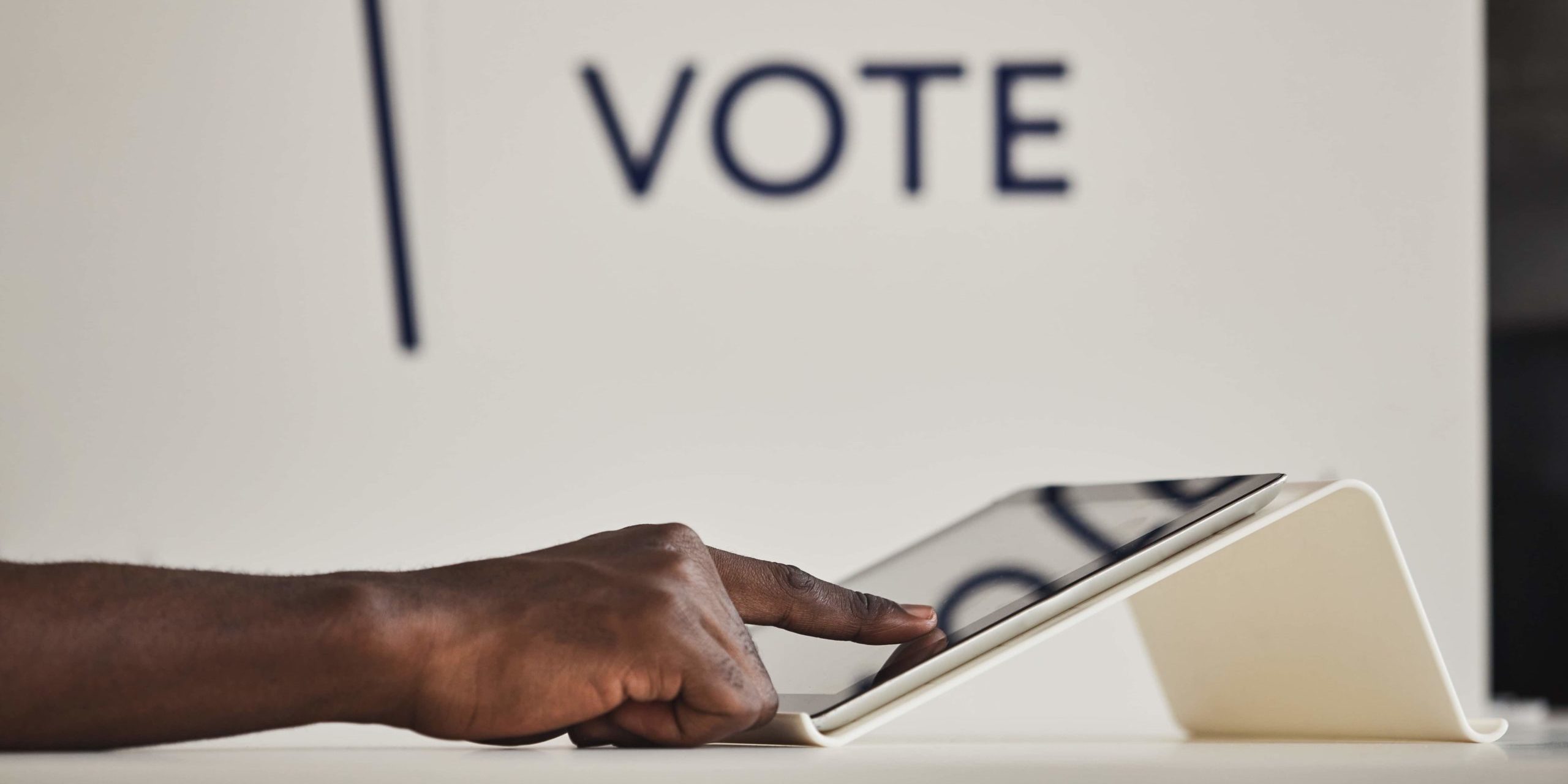 Fotografia di dettaglio di una mano che vota su un tablet