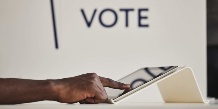 Fotografia di dettaglio di una mano che vota su un tablet