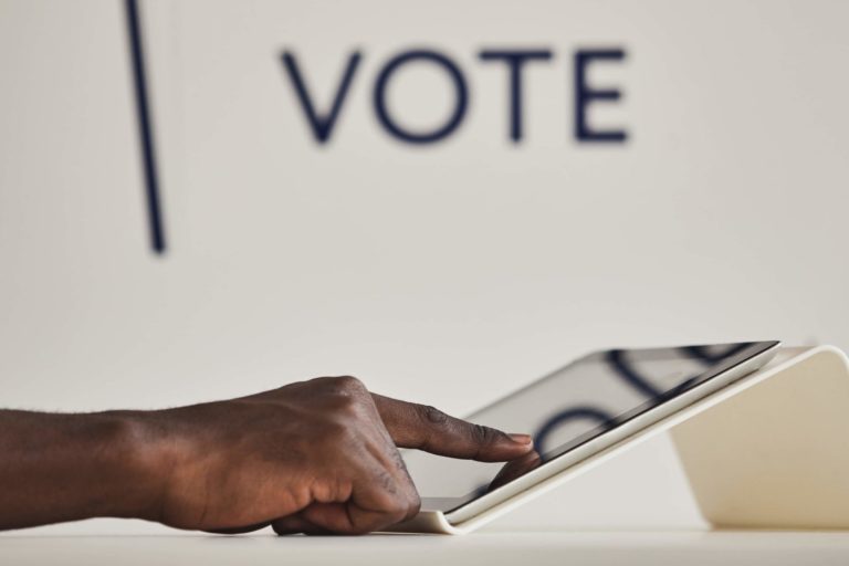 Fotografia di dettaglio di una mano che vota su un tablet