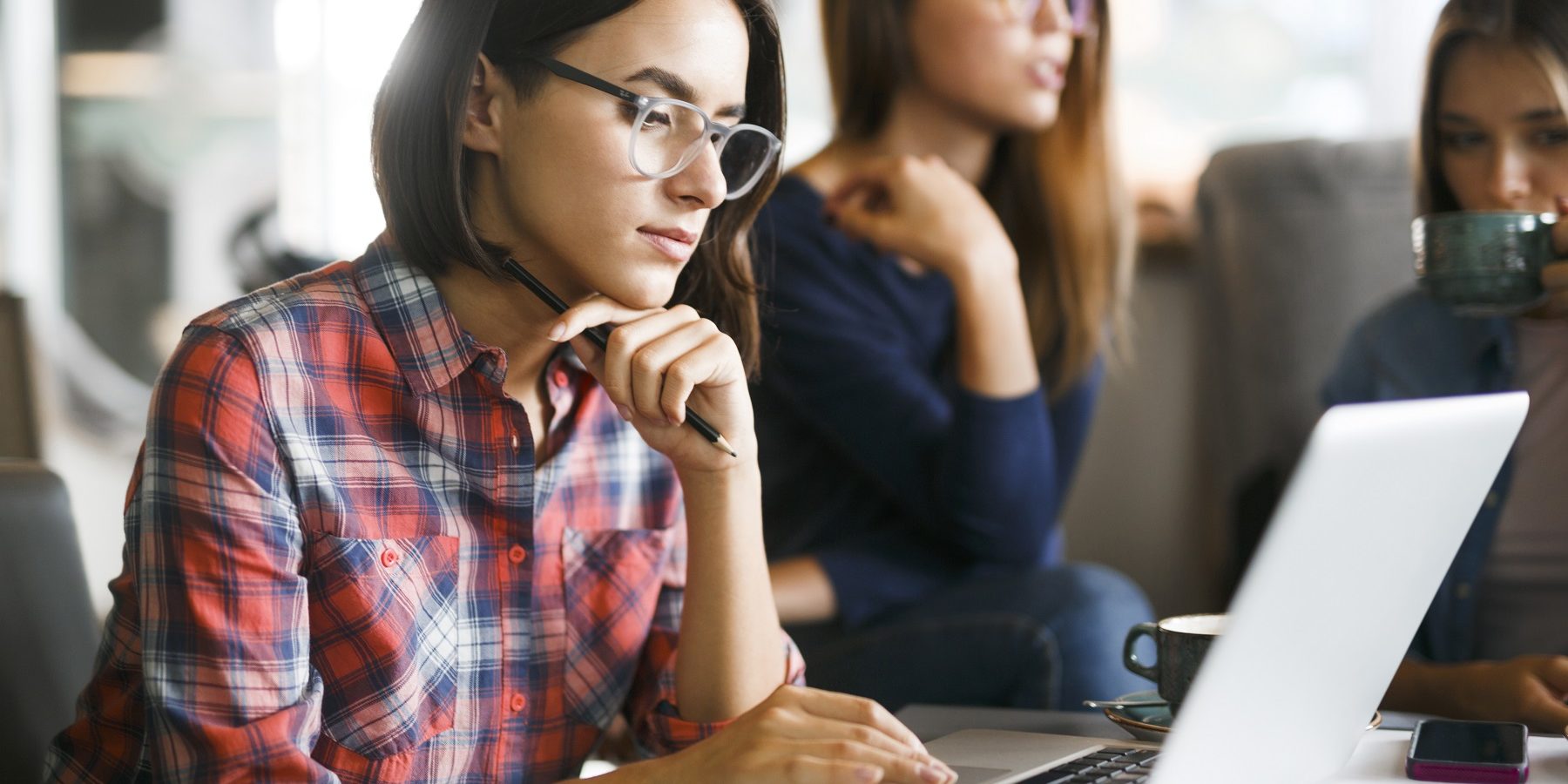 Fotografia di una adolescente in classe che guarda lo schermo di un computer