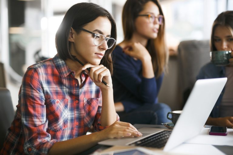 Fotografia di una adolescente in classe che guarda lo schermo di un computer