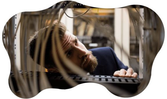 Fotografia di un tecnico che verifica i cavi di un server