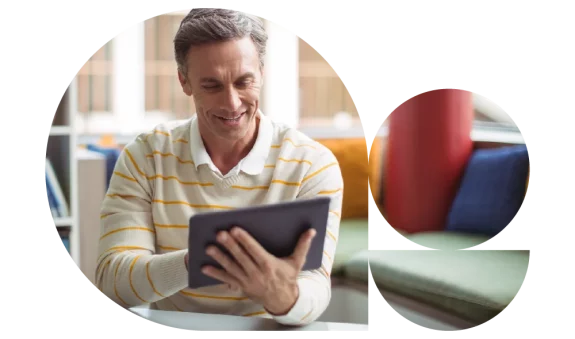 Fotografia di preside che lavora sorridente su un tablet