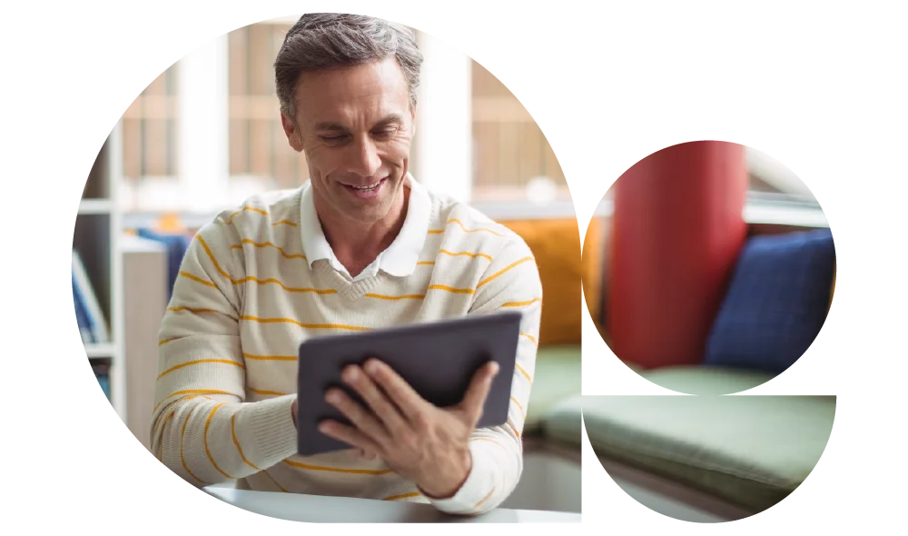 Fotografia di preside che lavora sorridente su un tablet