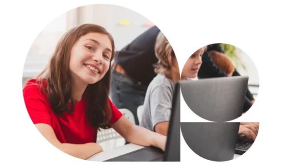 Fotografia di adolescente sorridente in classe mentre guarda in camera