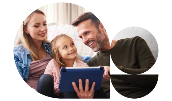 Fotografia di madre, figlia e padre che guardano insieme sorridenti lo schermo di un tablet