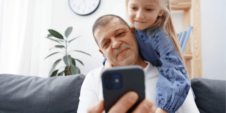 Padre e figlia usano app Famiglie Mastercom