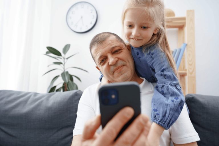 Padre e figlia usano app Famiglie Mastercom
