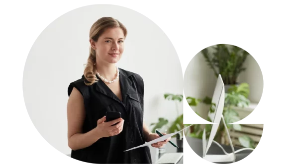 Fotografia di insegnante che guarda sorridente in camera