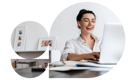 Fotografia di insegnante che sorride mentre da colloqui genitori in videocall