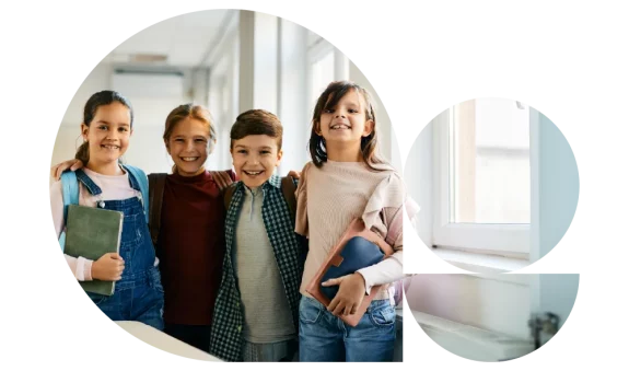 Fotografia di bambini sorridenti in classe