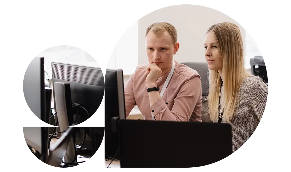 Fotografia di tecnici specializzati del software per le scuole che lavorano al computer