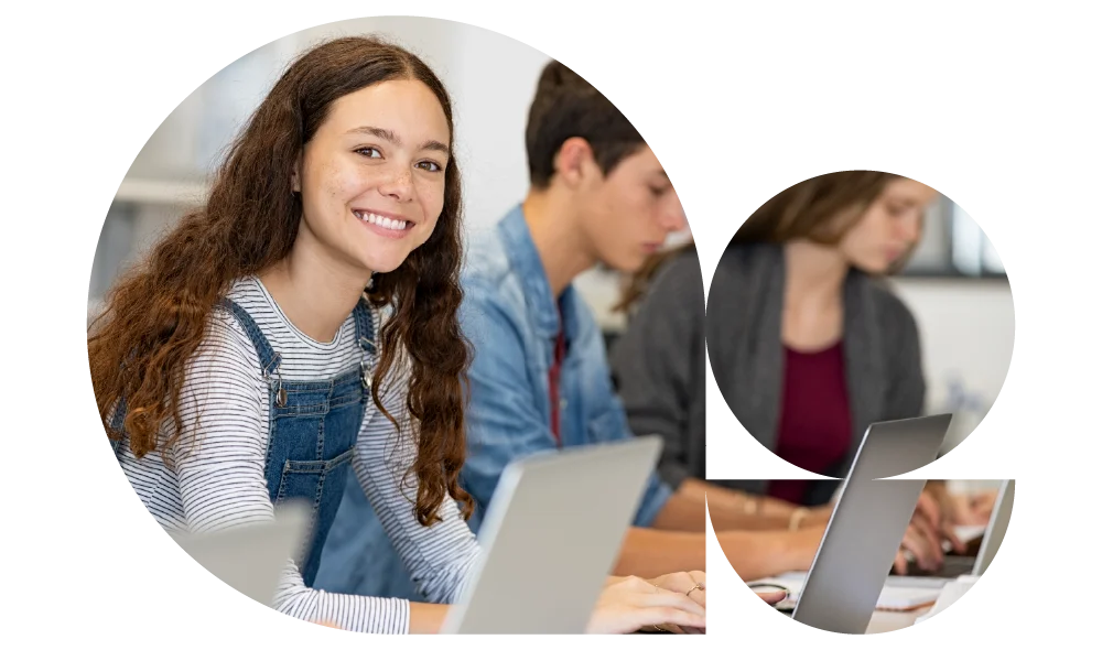 Fotografia di una adolescente in classe che guarda sorridente in camera