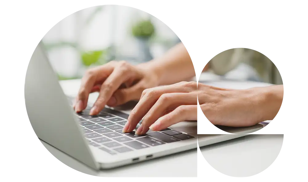 Fotografia dettaglio di mani che lavorano sulla tastiera di un computer