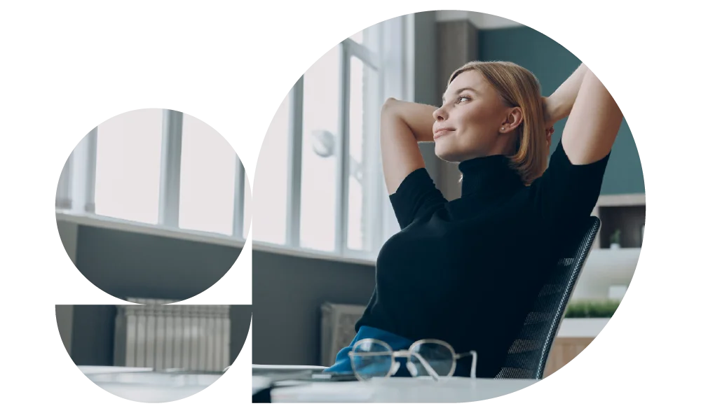 Fotografia di insegnante che guarda soddisfatta fuori dalla finestra dell'ufficio