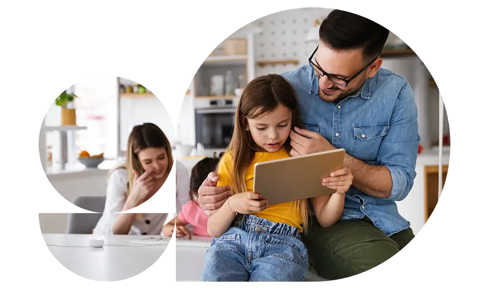 Fotografia di padre e figlia che guardano insieme lo schermo di un tablet