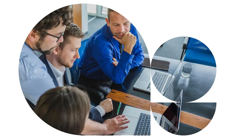 Fotografia di quattro tecnici specializzati del software per le scuole che lavorano al computer