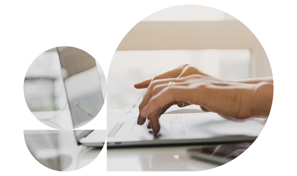 Fotografia dettaglio di mani che lavorano al computer