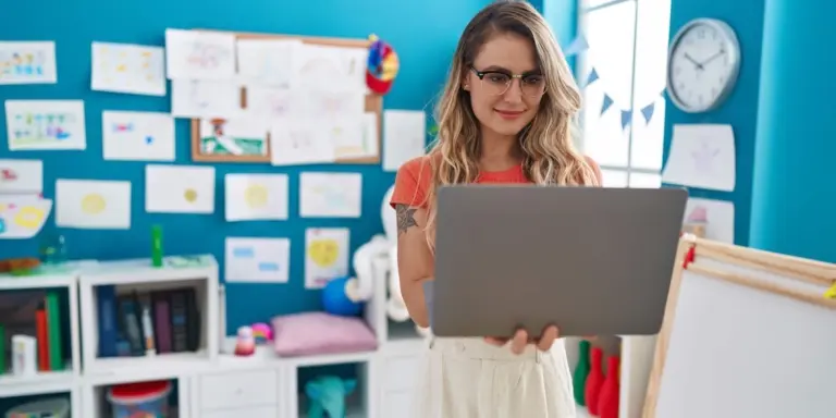 Segretaria scolastica con in mano un laptop