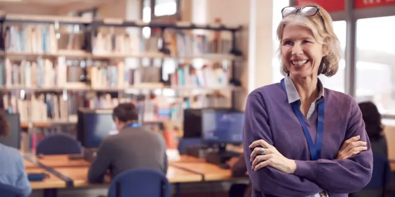 Segeteria scolastica che sorride in ufficio