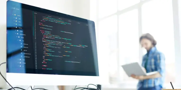 Primo piano di un computer con righe di codice di programmazione